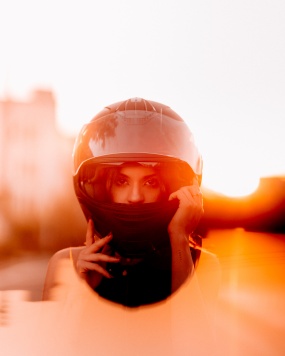 头戴安全头盔的美女图片